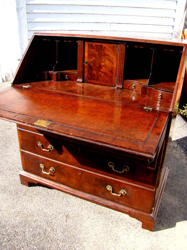 A fine English George III period mahogany veneered slant-lid desk circa 1780 — image 2